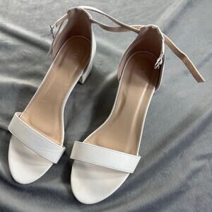 Party Women's White Ankle buckle dress shoes size 8
